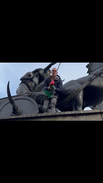 Based British Patriot Rips The Palestinian Flag Off Of A London Statue