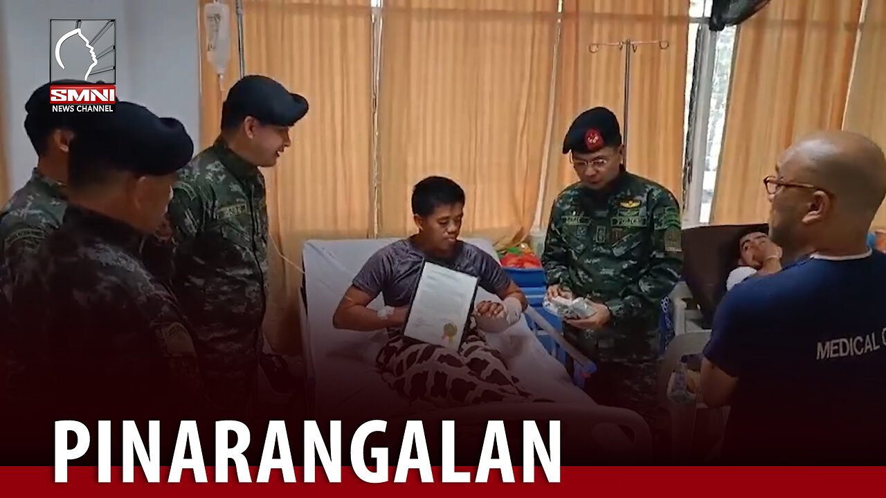 Pulis na sugatan sa engkwentro laban sa NPA, ginawaran ng medalya ng PNP-SAF