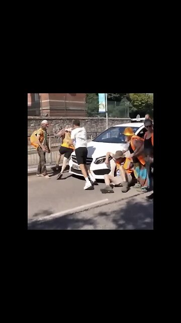 PAID CLIMATE THUG ACTIVIST🧟‍♂️🚧🚕BLOCKS ROADS🧟🛻STREETS IN UNITED KINGDOM🇬🇧🧟‍♀️🚧🛗🚗💫
