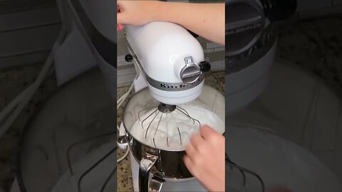 How to Make Swiss Buttercream #frosting #cakedecorating #buttercreamfrosting #howtomakebuttercream