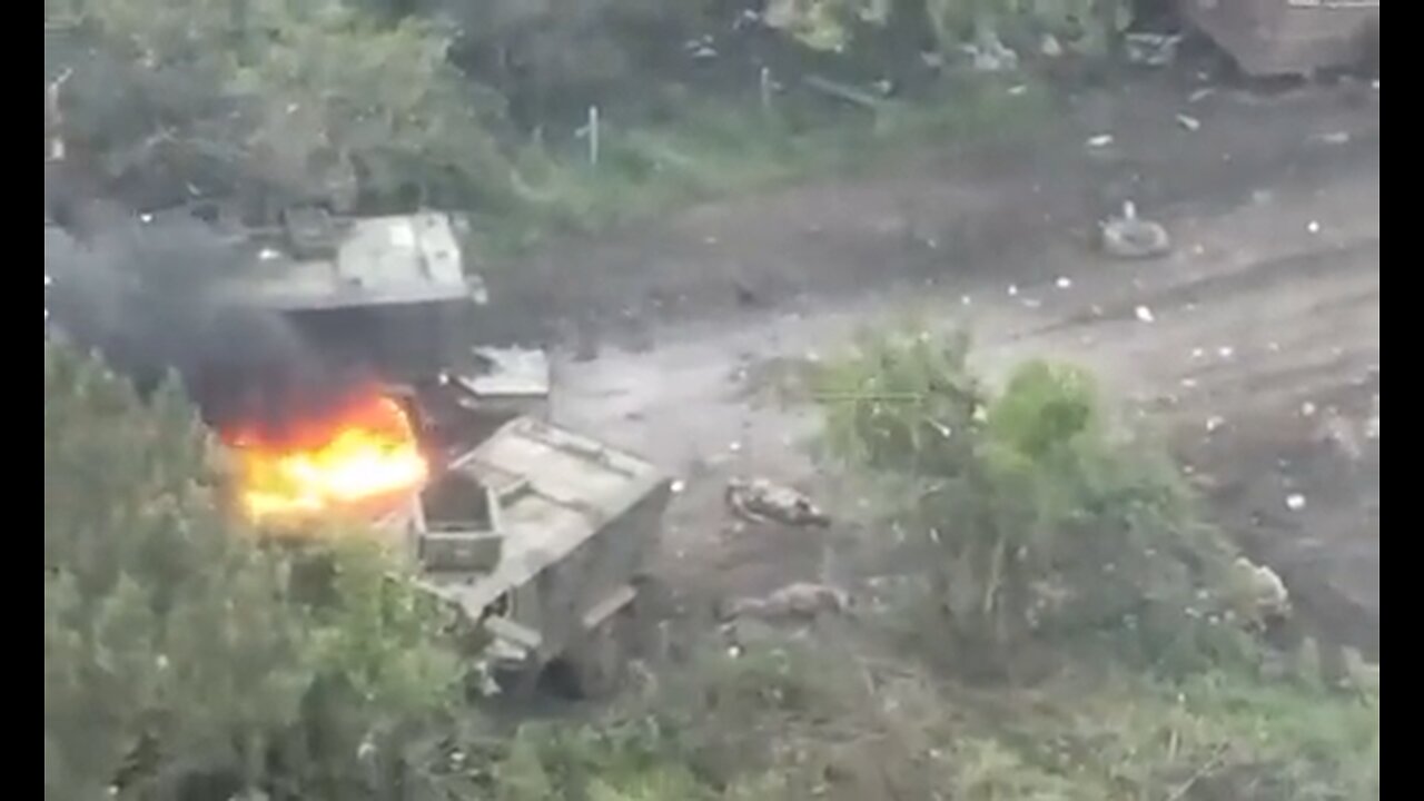 Russian T-80 tank hit and run on 2 Ukrainian MRAPS Makarovka