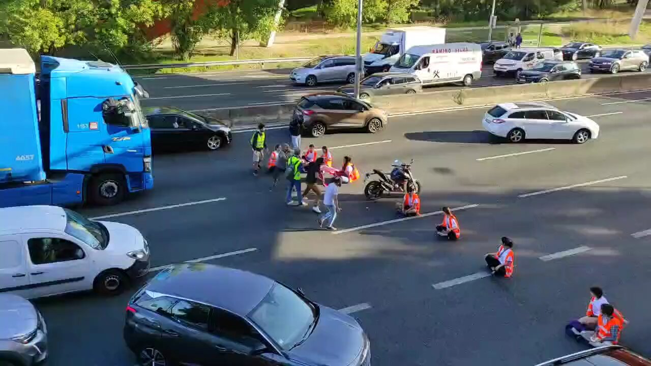 📰🇵🇹 Climate activists tried to block a highway in #Portugal. Drivers quickly ended it tho.