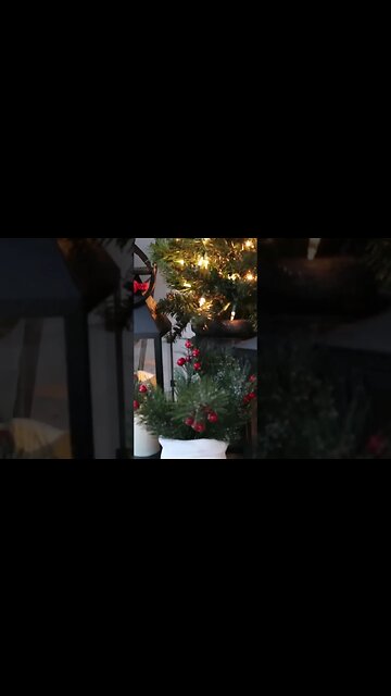 Traditional Christmas Front Porch Decorating Ideas | Rustic Christmas | #goodehome