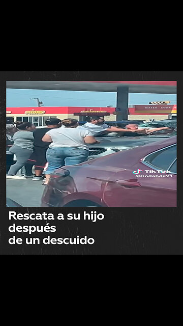 Un padre rompe el parabrisas para sacar a su bebé llorando de un coche caliente