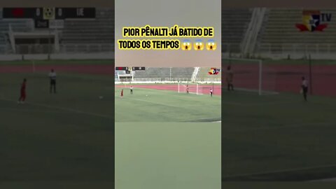 Jogador na Nigéria chuta pênalti para a lateral e gera suspeita. #shorts #pênalti