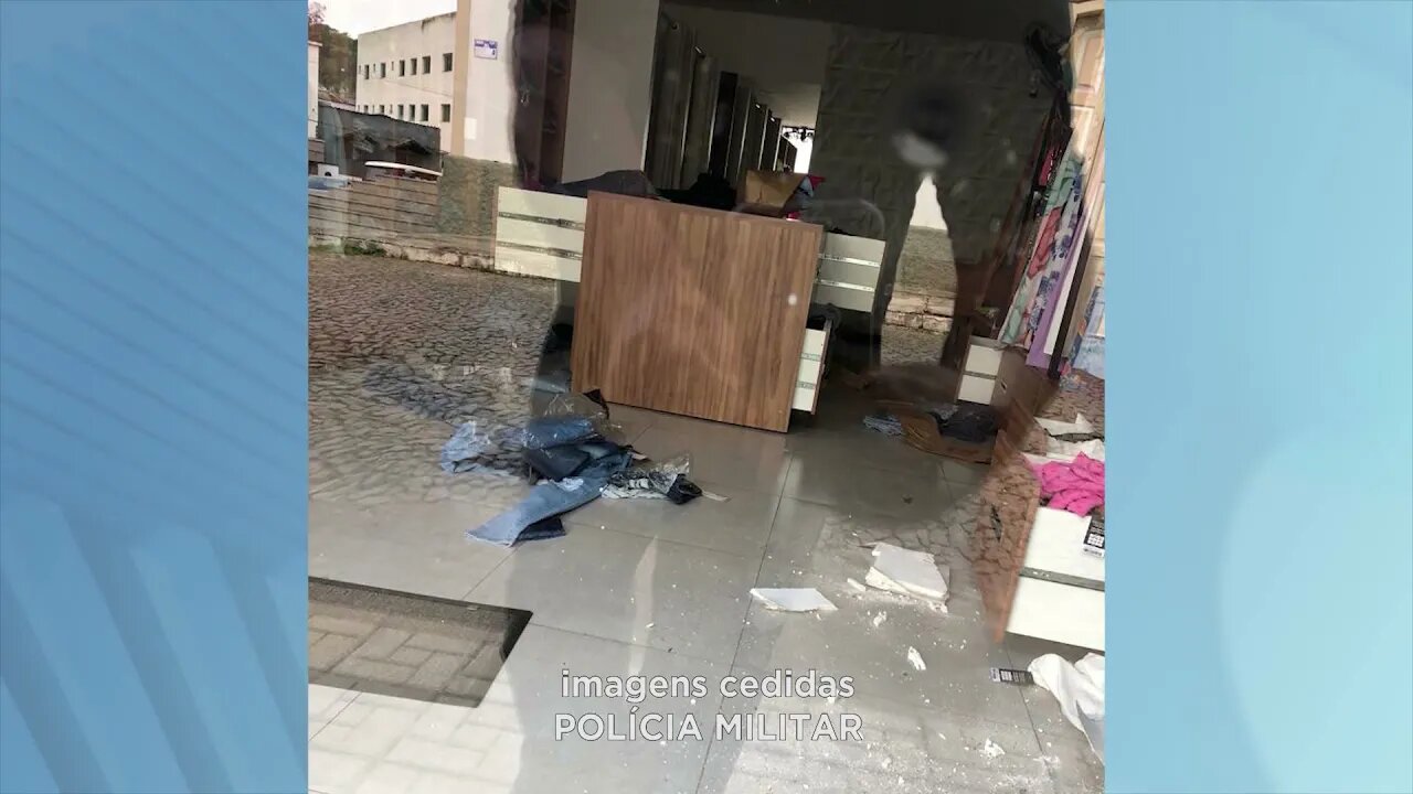 Guanhães: Homem em atitude suspeita após furtar loja se esconde em caçamba de entulhos