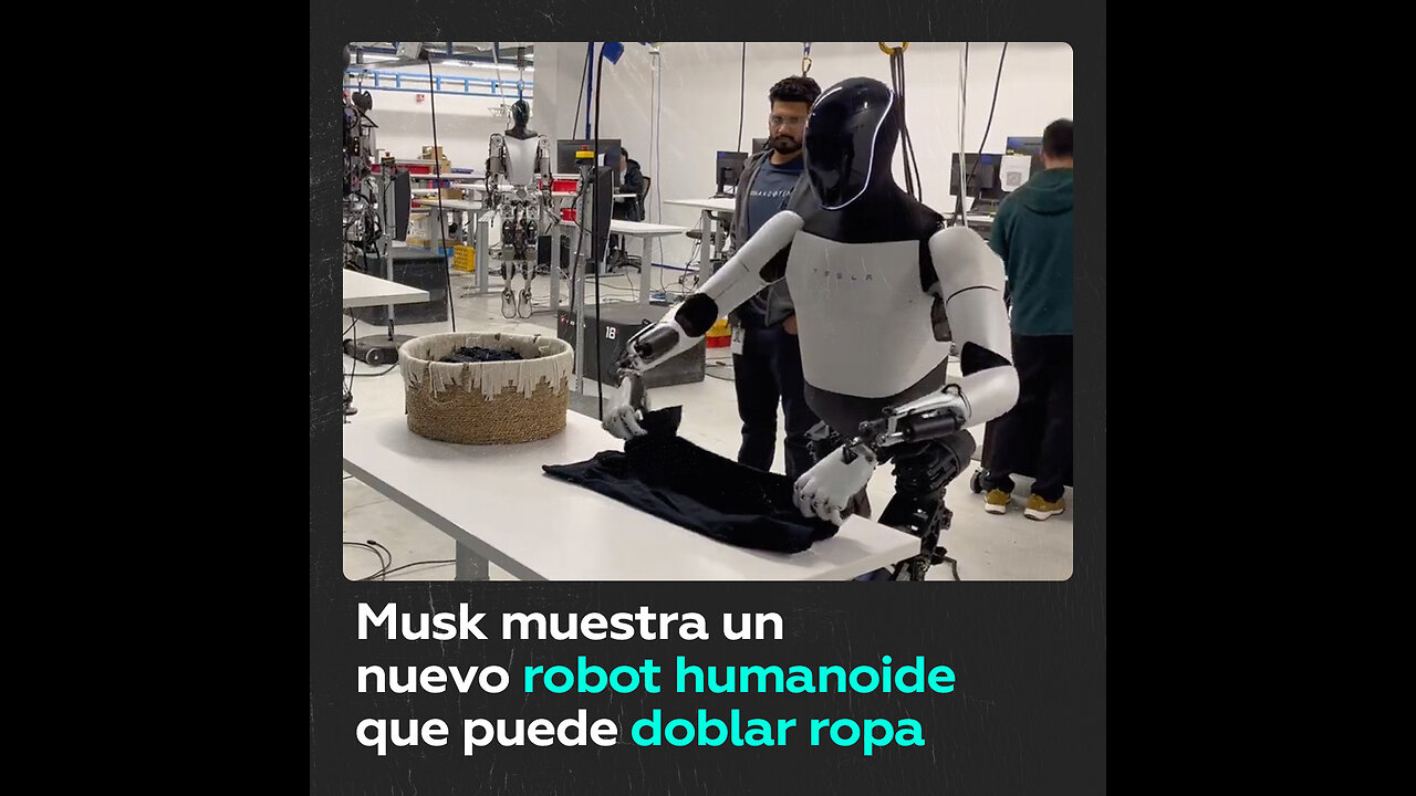 Robot humanoide de Tesla dobla una camisa en medio minuto