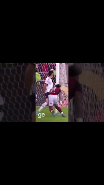 Gabigol erra chute e chuta o chão.