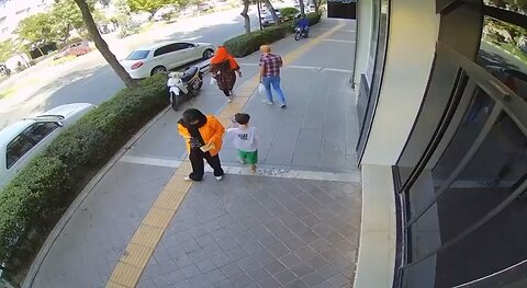 Mobile phone thief, quickly apprehended in Iran