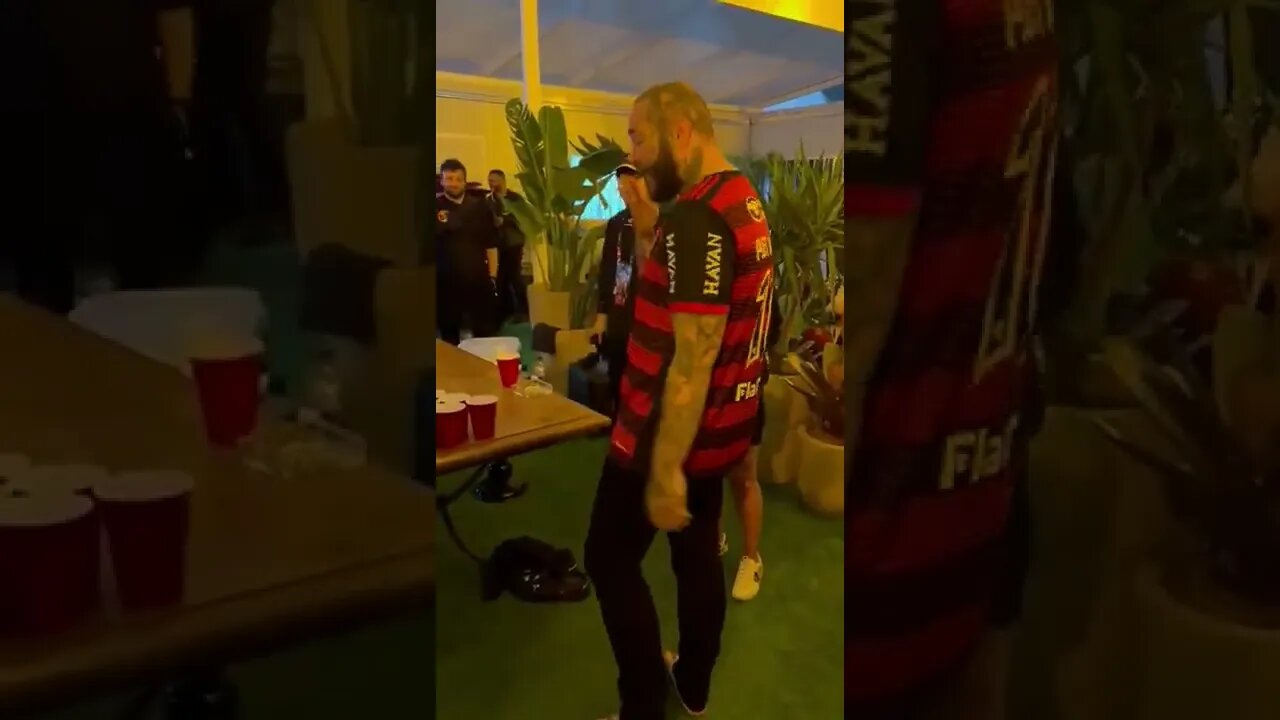 Post Malone jogando Beer Pong com a camisa do Flamengo