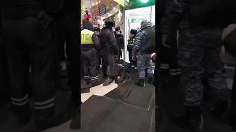 В Санкт-Петербурге, в ТЦ "Ульянка" забежал мужчина, крича "Слава Украине!", стал стрелять в толпу.