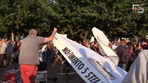 La fine della più grossa pagliacciata della storia della politica, gazebo M5S distrutto a Milano