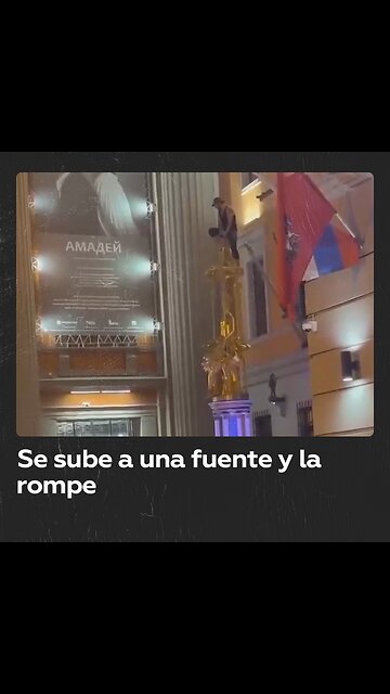 Hombre rompe fuente en una calle céntrica de Moscú