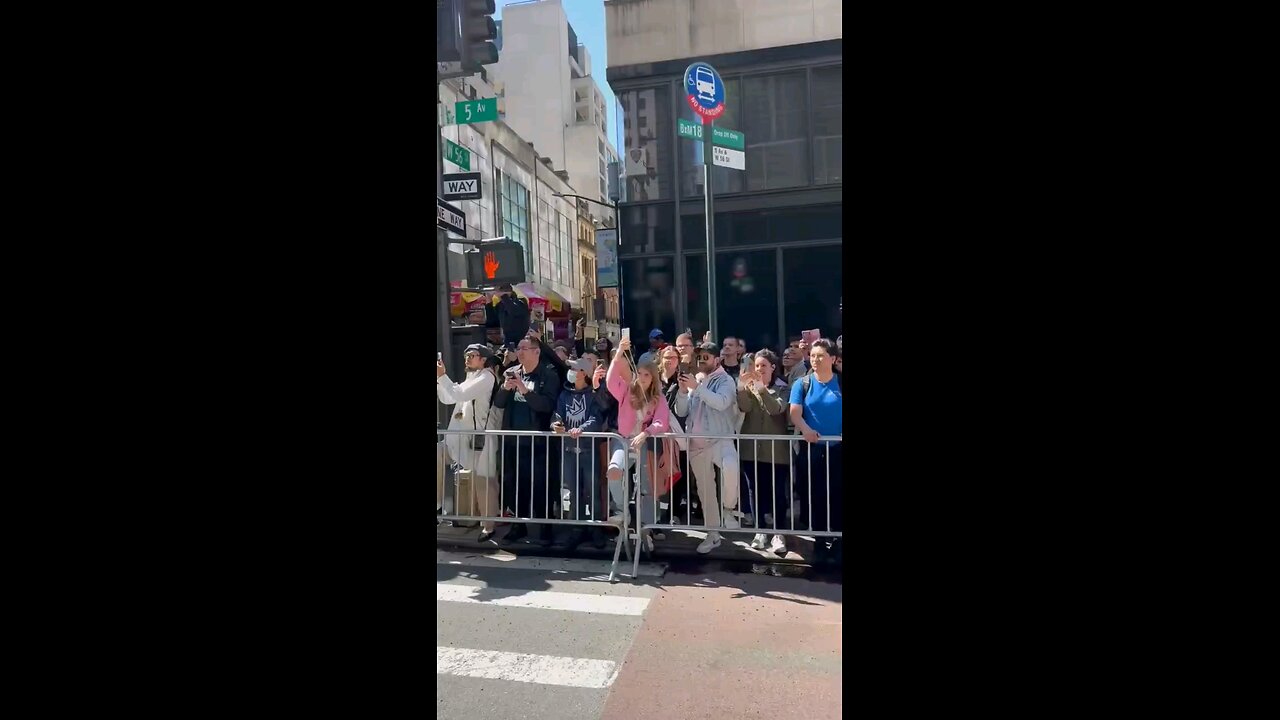 Hundreds come out to see Trump in NYC, then no one comes to Biden at his rally in Tampa.