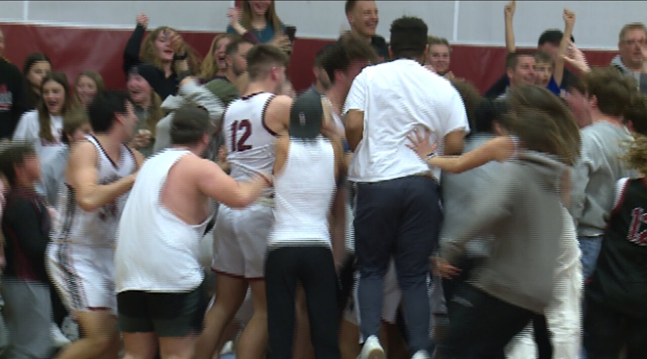 MUST SEE: De Pere beats Notre Dame on buzzer-beater