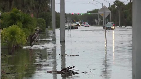 Heavy rains turn North Hutchinson Island road into lake
