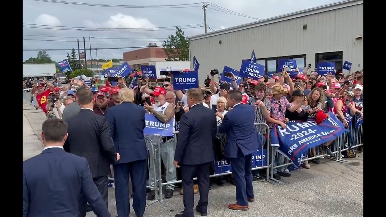 Massive Amounts of Fans Greet Trump in New Hampshire