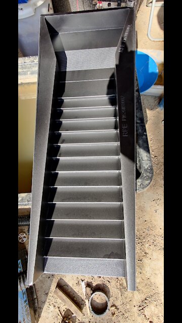 DIY slucie with a spraybar