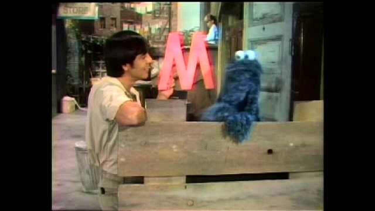 Classic Sesame Street - Luise and Cookie Monster with the letter M