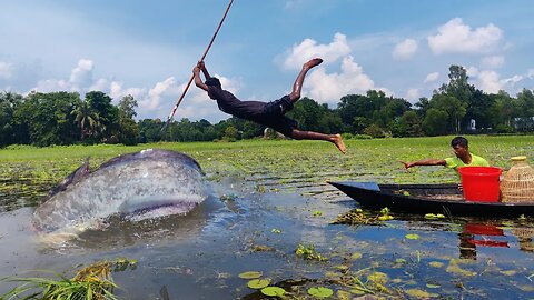 Really Amazing Village Expert Fisherman Jumping Boat Fish Catching! Best Fishing Skill Bamboo