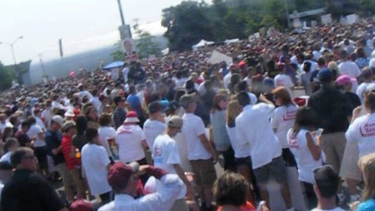 Market basket protest Initial pan of crowd 7 25 14