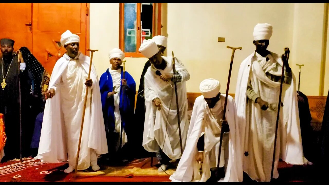 ወአዘዘ ደመና በላዕሉ ወአርኃወ ኆኃተ ሰማይ