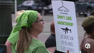 Whitmer signs executive order refusing to extradite women seeking abortions in MI