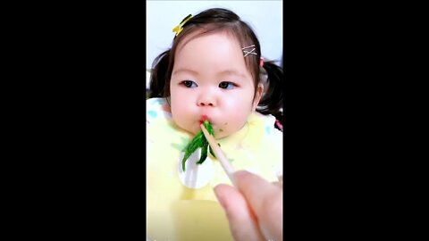 Baby who loves vegetable leaves