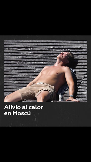 Moscovitas buscan alivio en estanques y fuentes en plena ola de calor