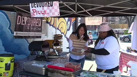 JuYeon makes pizza
