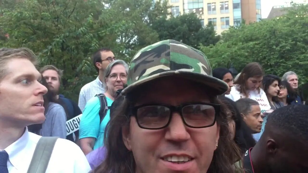 👀 Elizabeth Warren Draws Big Crowd in NYC, Washington Sq Park