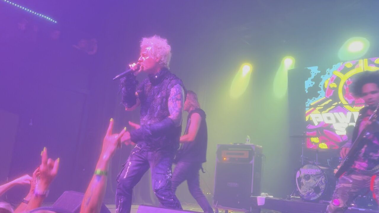 Powerman 5000 performs “Supervillain”