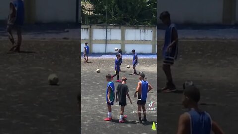 Brincando com a bola no treino #futebol #shorts