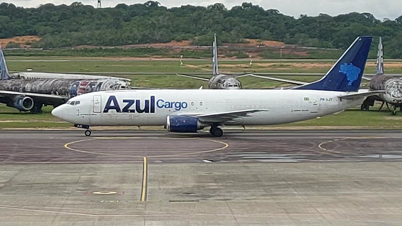 Boeing 737-400F PR-AJY pousa em Manaus vindo de Campinas