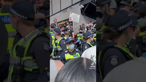 Protesters subdues angry crowd at Melbourne Kill the Bill Protest