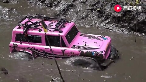 2: Look at the model car off-road, the vision is amazing, take a look.