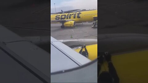 WATCH: Worker applying tape on Spirit Airlines plane wing goes viral