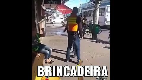 BRINCADEIRA SADIA NO PONTO DE MOTO TAXI ( MOTO-TAXISTA ) ACHO QUE DEU RUIM A BRINCADEIRA #shorts