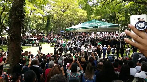 Momento de silêncio pra ouvi a corneta no enterro do Gugu