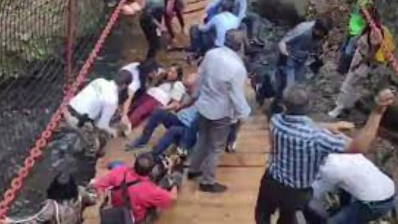 Suspension bridge falls during inauguration in México