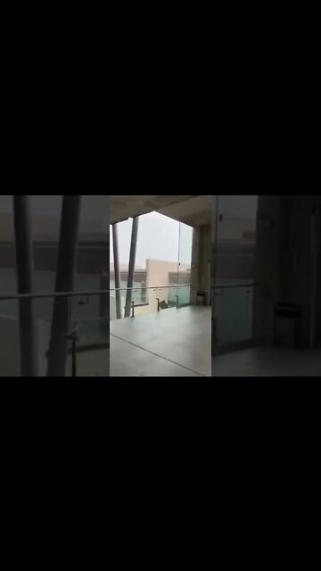 Fuertes vientos sacaron volando unas sillas en la plaza Grand Kino, en #Hermosillo #México 🇲🇽🌬