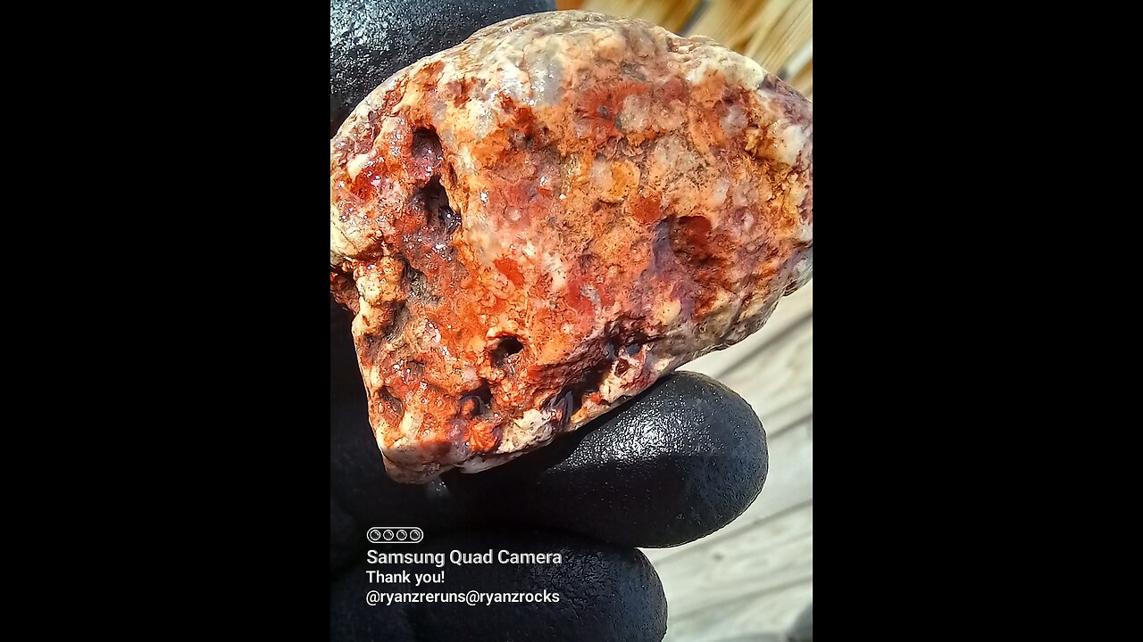 Pretty red agates nodule!