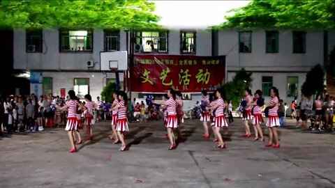 農家小妹跟著動感節奏一起舞動【紅豆廣場舞】