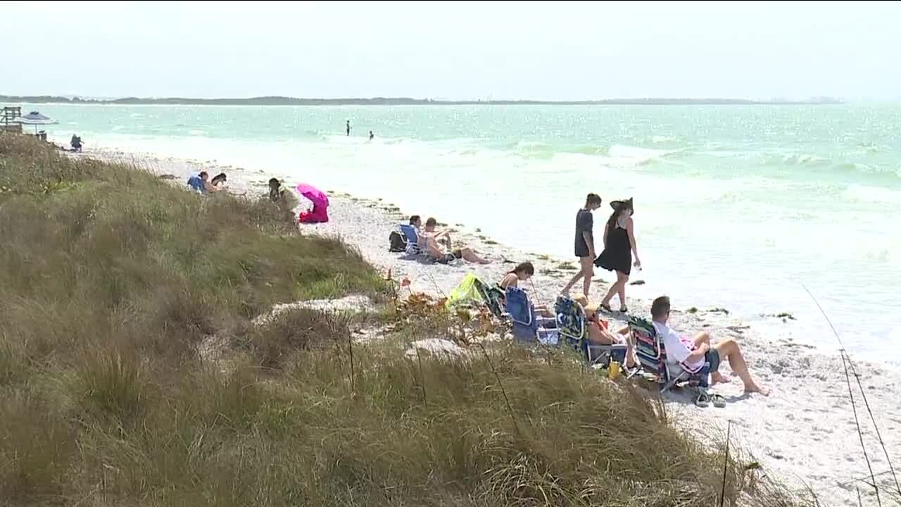 Spring breakers watching red tide as they head to beaches