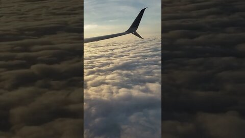 vídeo Idéias criativas sobrevoando o mar por do sol perfeito céu limpo.