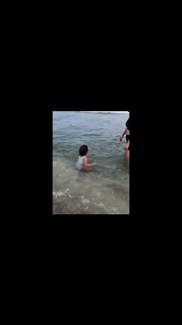 PRAIA EM MIAMI EU AMEI AGUA MEGA GELADA - Having fun on the beach in Miami #shorts #linda #bebe