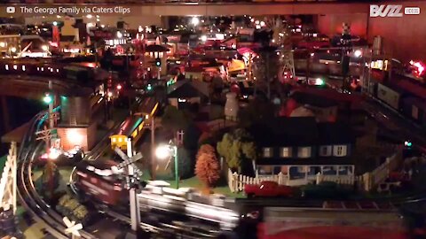 Un train traverse un village miniature vieux de 25 ans