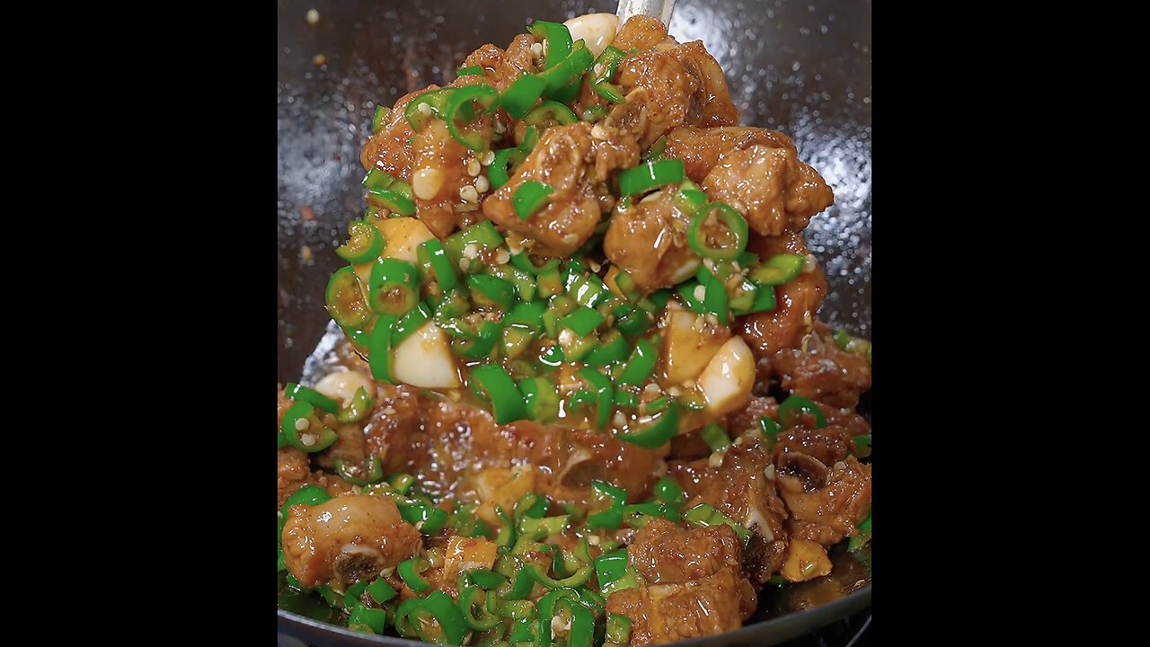 Braised pork ribs with green pepper , Very fragrant and delicious