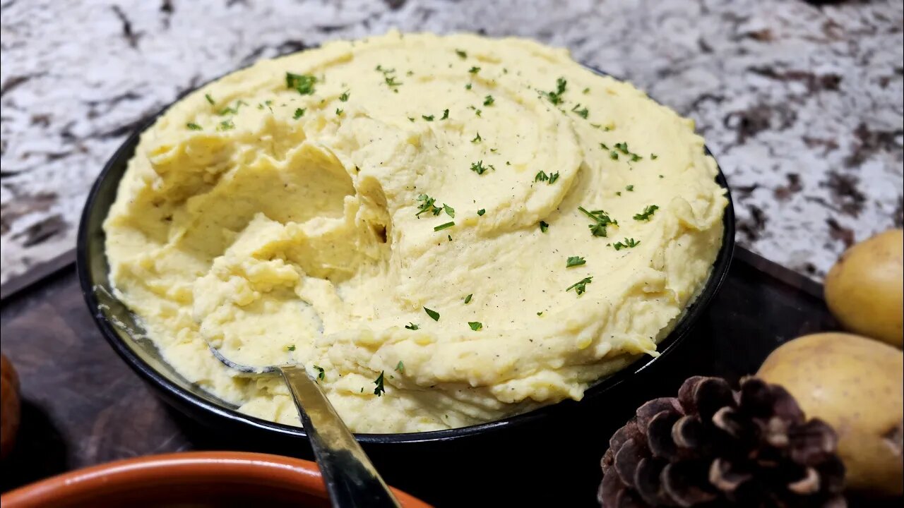 Easy Creamy Mashed Potatoes and Savory Gravy: Grandma's Thanksgiving Recipe