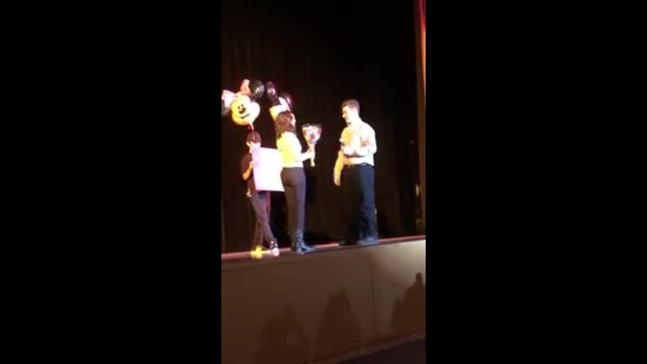 Incredibly romantic prom proposal by student